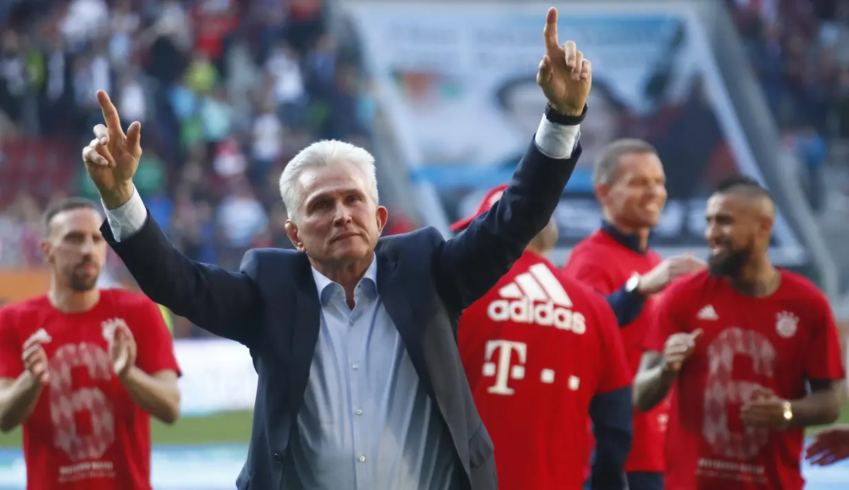 Pelatih Bayern Munchen, Jupp Heynckes, merayakan kemenangan atas FC Augsburg pada laga Bundesliga di WWK Arena, Augsburg, Sabtu (7/4/2018). Bayern Munchen menang 4-1 atas FC Augsburg. (AP/Sven Hoppe)