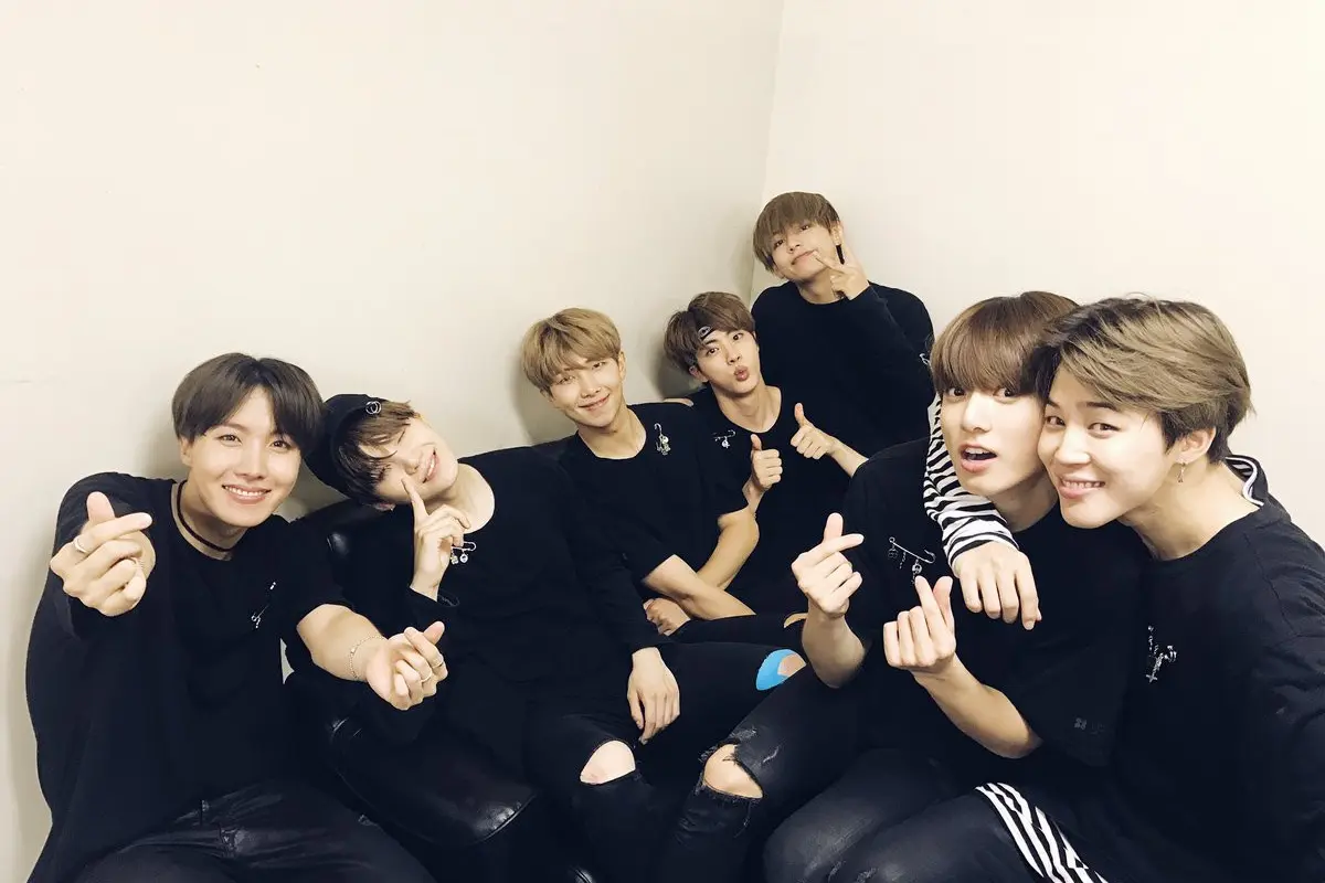 [Bintang] Sederet Kemenangan BTS Bersama Single DNA di Program Musik