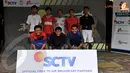Tim peserta yang mendapatkan kesempatan pertama bertanding melakukan sesi foto bersama para wasit. (Liputan6.com/Abdul Aziz Prastowo)