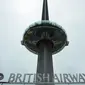 Kapsul meluncur ke puncak Menara British Airways i360 di Brighton, Inggris, 2 Agustus 2016. Menara yang dinobatkan sebagai bangunan paling ramping di dunia itu memiliki ketinggian yang seluruhnya mencapai 162 meter. (AFP PHOTO/Glyn KIRK)