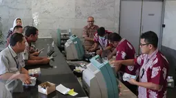 Petugas melayani warga yang menukarkan uang kertas lama dan rusak di Bank Indonesia, Jakarta, Selasa (26/1). BI menerapkan kebijakan untuk mengganti atau menukar uang tidak layak edar dengan uang yang layak edar. (Liputan6.com/Angga Yuniar)