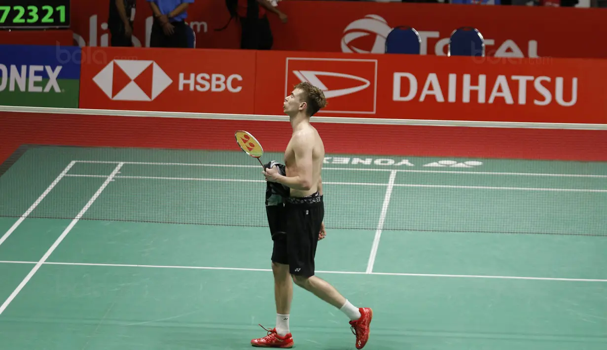 Tunggal putera Denmark, Rasmus Gemke, melakukan selebrasi usai mengalahkan Ihsan Maulana Mustofa pada laga Indonesia Masters 2018 di Istora Senayan, Rabu (24/1/2018). Ihsan takluk 21-17, 21-23, 16-21. (Bola.com/M Iqbal Ichsan)