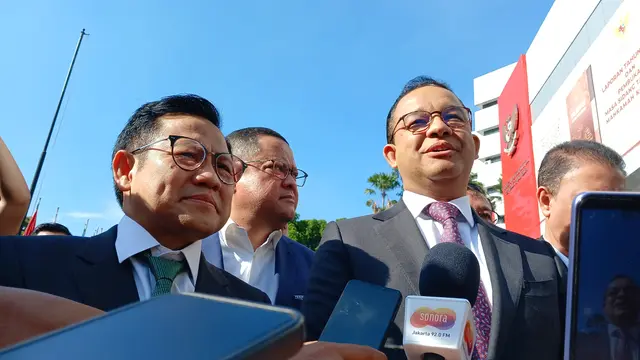 Pasangan calon presiden dan wapres Anies Baswedan-Muhaimin Iskandar hadir pada sidang hari ini. Keduanya tiba di MK sekitar pukul 08.20 WIB.