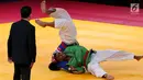 Atlet beladiri Kurash Indonesia, Putu Wiradamungga Adesta saat bertarung dengan Yuhsuan Lo dari China Taipei di 16 besar di kelas putra dibawah 90 kg di JCC Senayan, Jakarta, Kamis (30/8). Indonesia kalah 0-5 atas China Taipei. (Liputan6.com/Fery Pradolo)