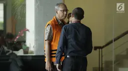 Dokter Bimanesh Sutarjo berbicang dengan kenalannya saat menunggu untuk menjalani pemeriksaan di gedung KPK, Jakarta, Kamis (25/1). Bimanesh diduga memanipulasi data rekam medis Novanto untuk menghindari panggilan penyidik KPK.(Liputan6.com/Faizal Fanani)