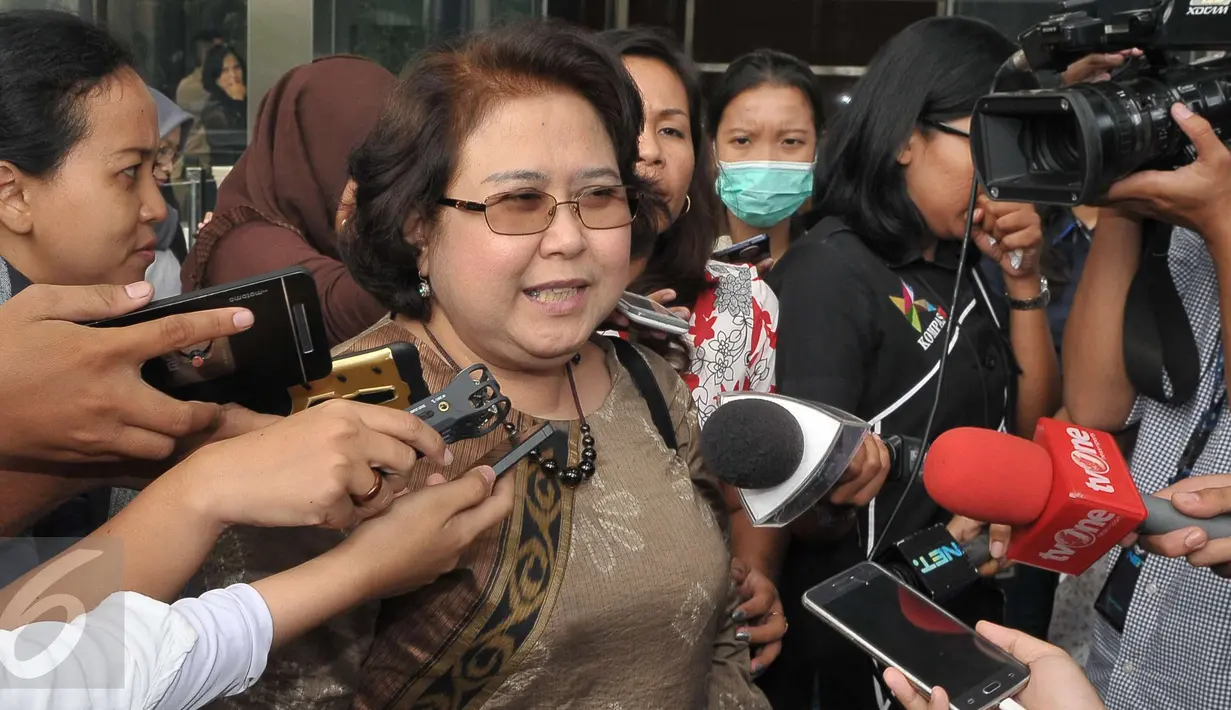 Pengacara Elza Syarief memberi keterangan kepada awak media usai menjalani pemeriksaan di KPK, Jakarta, Senin (17/4). Elza diperiksa sebagai saksi untuk tersangka Miryam S Haryani terkait kasus korupsi e-KTP. (Liputan6.com/Helmi Afandi)