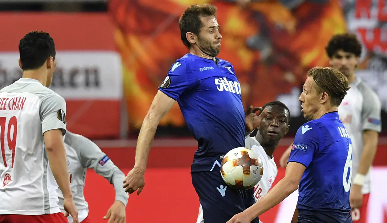 Pemain Lazio, Senad Lulic (tengah) melakukan kontrol bola saat diadang pemain Salzburg pada leg kedua Liga Europa di Red Bull Arena, Austria, (12/4/2018). Salzburg lolos ke semifinal dengan agregat gol 6-5. (AP/Kerstin Joensson)