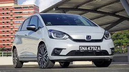 Eksterior Honda Jazz terbaru ini mengingatkan dengan Honda Jazz GD3 yang pernah hadir di Indonesia. Desain membulat mendominasi bentuk luar mobil ini. Facia depan terlihat menggemaskan dengan lampu berukuran besar serta grill model tertutup yang seakan tersenyum. Teknologi full LED hingga ke fog lamp menjanjikan penerangan yang baik di malam hari. (Source: carbuyer.com.sg)
