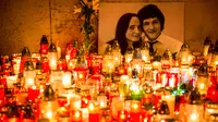 Ratusan lilin dinyalakan di depan foto jurnalis investigasi Slovakia Jan Kuciak dan pacarnya Martina Kusnirova di pusat kota Bratislava (27/2). Jan Kuciak dan kekasihnya ditemukan tewas ditembak di rumah yang mereka tempati. (AFP Photo/Vladimir Simicek)