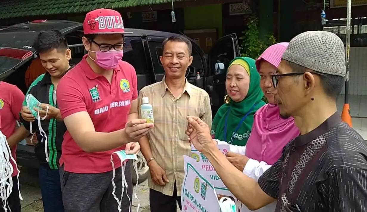 "Ya ada (rasa khawatir). Saya hampir nggak berangkat, saya semalam bilang ke teman-teman bismillah saya berangkat. Tadi pagi benar-benar berat, apalagi ngeliat berita tambah banyak yang kena virus," tutur Tommy, Kamis (26/3/2020). (Syifa Ismalia/Fimela.com)