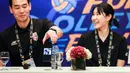 Pelatih Red Sparks, Ko Hee-jin (kiri) menunjukkan foto di ponselnya ketika konferensi pers jelang laga Fun Volleyball 2024 di Hotel Mulia, Senayan, Jakarta, Jumat (19/04/2024). (Bola.com/Bagaskara Lazuardi)