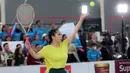 Selebritas Nagita Slavina melakukan servis pada laga tenis nomor ganda campuran Turnamen Olahraga Selebriti Indonesia (TOSI) yang digelar di GOR UNJ, Jakarta, Sabtu (15/07/2023). Gigi, sapaan Nagita Slavina, yang berpasangan dengan Ritchie Ismail atau dikenal sebagai Jeje Govinda kalah dari pasangan Gege dan Ibnu Jamil dua set langsung  (5-7, 6(2)-7(7)). (Bola.com/Abdul Aziz)