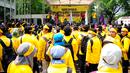 Seorang mahasiswa berjaket kuning melakukan orasi politiknya dari atas panggung  saat menggelar Rapat Akbar Gerakan Anti Korupsi (GAK) Nasional di Kampus UI Salemba, Jakarta, Jumat (20/3/2015). (Liputan6.com/Yoppy Renato)