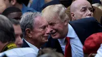 Donald Trump terlihat berbicara dengan Bloomberg. (Source: AFP/Brendan Smialowski)