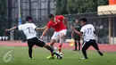 Pemain Persija, Leonardo (tengah) berusaha melewati dua Prapon DIY pada laga uji coba di Stadion UNY, Rabu (9/3/2016). Laga uji coba dilakukan Persija sebagai persiapan menghadapi turnamen  Piala Bhayangkara 2016. (Liputan6.com/Boy Harjanto)