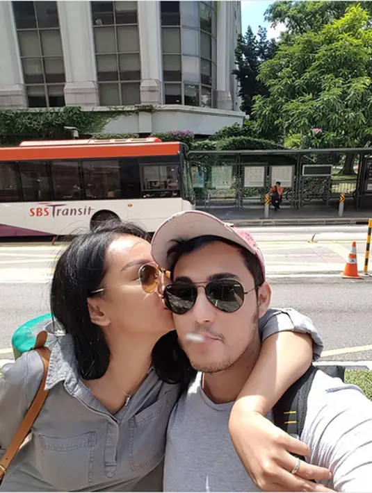 Melalui tulisan panjang di Instagram, Kalina Octaranny menuliskan saat ada seorang perempuan, yang beberapa kali mengunggah foto lama bersama dengan suaminya, Hendrayan. (Instagram/kalinaocktaranny)