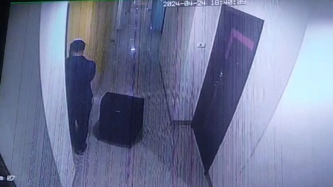 CCTV hotel merekam aktivitas AARN, terduga pelaku pembunuhan terhadap seorang wanita yang ditemukan di sebuah koper oleh warga sekitar pinggir Sungai Kalimalang, Bekasi, Jawa Barat. (Merdeka.com/Bachtiarudin Alam)