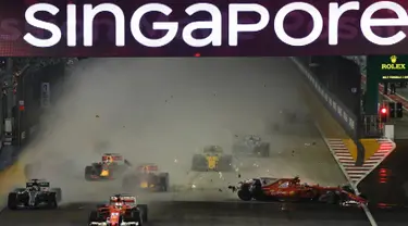 Pembalap Finlandia Ferrari Kimi Raikkonen (kanan) kecelakaan saat pembalap Ferrari asal Jerman, Sebastian Vettel memimpin pada Grand Prix Singapura Formula One di Sirkuit Marina Bay City, Singapura, Minggu, (17/09) (MANAN VATSYAYANA / AFP)