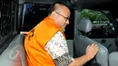 Rizal Abdullah saat berada di dalam mobil tahanan KPK usai menjalani pemeriksaan di Gedung KPK, Jakarta, Rabu (27/5/2015). Rizal diperiksa sebagai tersangka kasus Wisma Atlet SEA Games Palembang tahun 2010-2011. (Liputan6.com/Andrian M Tunay)