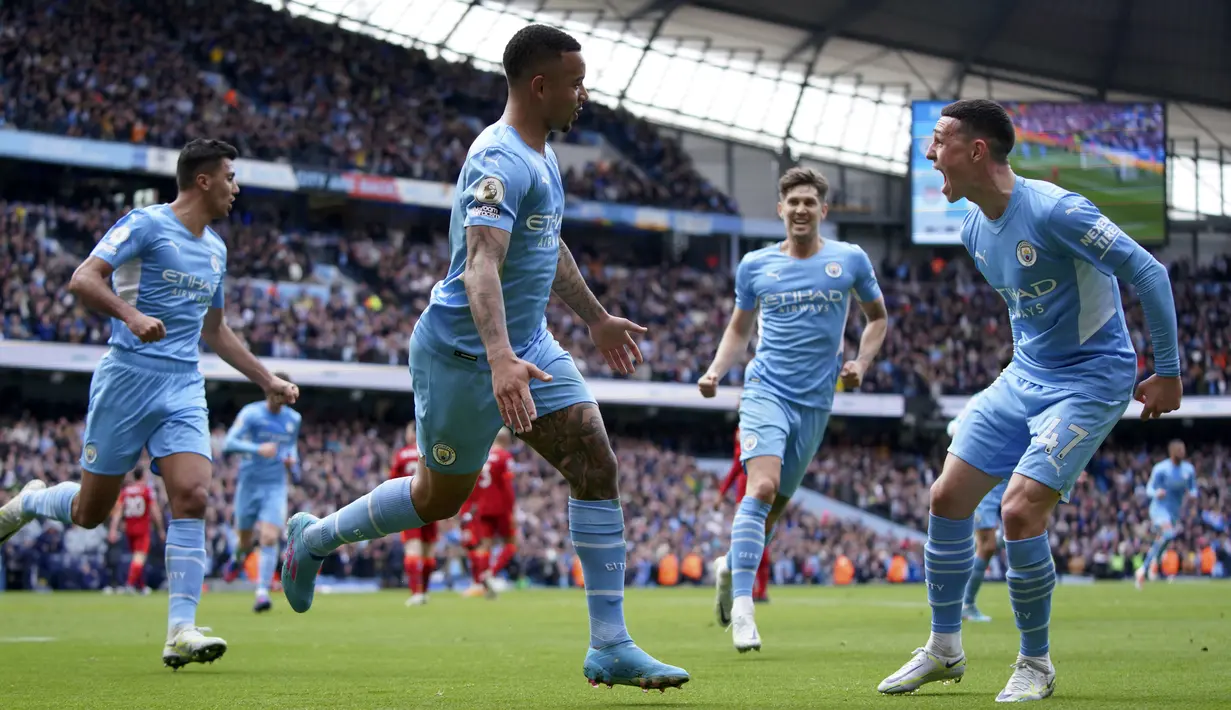 Pemain Manchester City Gabriel Jesus (tengah) merayakan dengan rekan satu timnya usai mencetak gol ke gawang Liverpool pada pertandingan sepak bola Liga Inggris di Etihad Stadium, Manchester, Inggris, 10 April 2022. Laga berakhir imbang 2-2. (AP Photo/Jon Super)