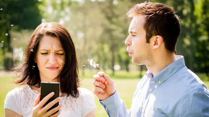 Punya Pacar Nggak Bisa Lepas dari HP? Cukup Lakukan Satu Hal Ini
