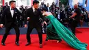 Aktris Korsel, Moon So-ri tiba-tiba kehilangan keseimbangan ketika melenggang di karpet merah pemutaran perdana film The Light Between Two Ocean di Venice Film Festival, Italia, Kamis (1/9). (REUTERS/Alessandro Bianchi)