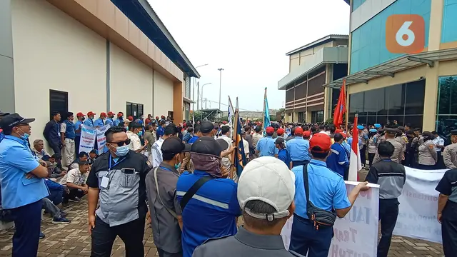 Puluhan Pekerja Dan Pengusaha Kapal Berdemonstrasi Di BPTD Wilayah VIII Banten, Menuntut Kenaikan Harga Tiket Penyebrangan. (Kamis, 22/09/2022). (Yandhi Deslatama/Liputan6.com).