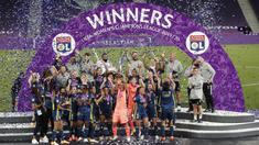 Para pemain Lyon melakukan selebrasi usai menjuarai Liga Champions Wanita di Stadion Anoeta, Spanyol, Senin (31/8/2020). Lyon menang 3-1 atas Wolfsburg. (Villar Lopez/Pool via AP)