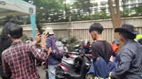 Seorang pelaku pencopotan digiring petugas kepolisian di Bundaran HI. (Liputan6.com/Ady Anugrahadi)