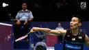Tunggal Putra Malaysia, Lee Chong Wei mengembalikan kok ke arah pebulu tangkis India Prannoy HS di babak kedua Indonesia Open 2017 di Jakarta, Kamis (15/6). Lee Chong Wei kalah 10-21. 18-21. (Liputan6.com/Helmi Fithriansyah)