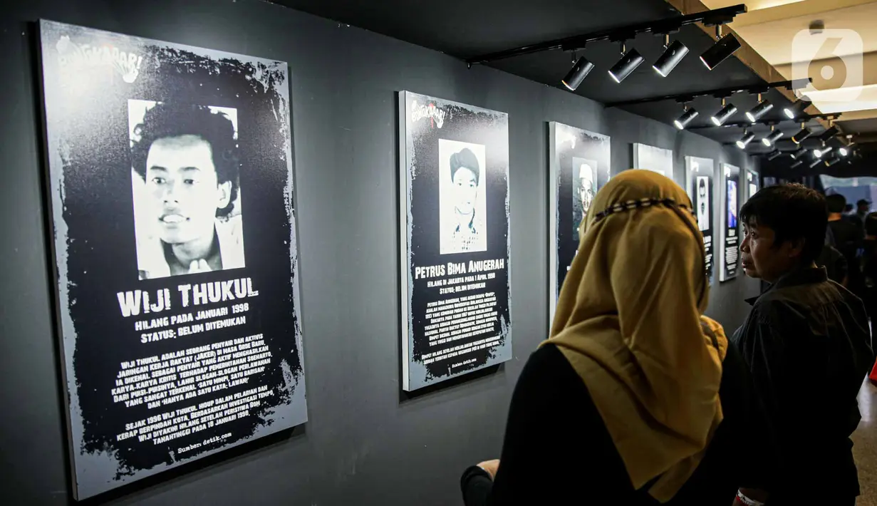 Selain itu, ada juga replika makam-makam pegiat HAM yang dipajang dalam acara Panggung Rakyat Bongkar kali ini. (Liputan6.com/Faizal Fanani)