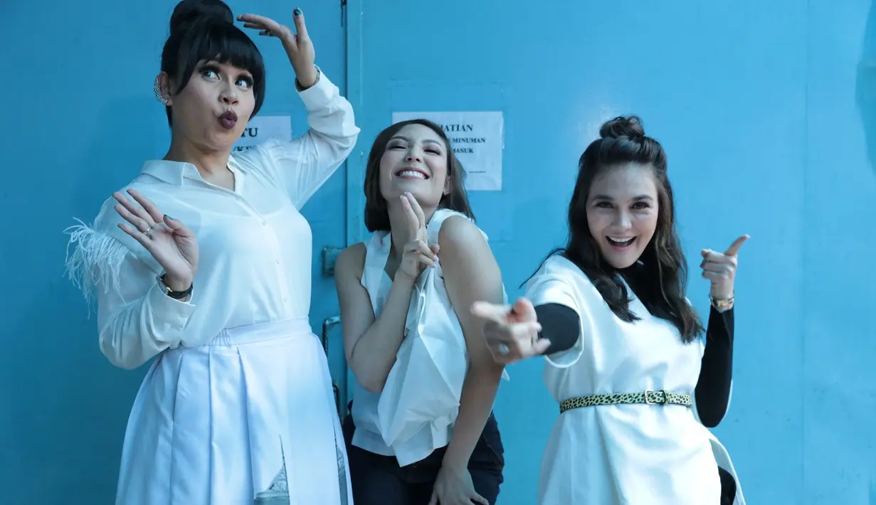 Belakangan ini, di kalangan selebriti tanah air muncul sejumlah geng.  Selain Girl Squad, kini ada lagi yang namanya geng Menteri Ceria, yang beranggotakan Luna Maya, Melaney Ricardo, Ayu Dewi, Edric Tjandra dan Iwet Ramadhan. (Adrian Putra/Bintang.com)