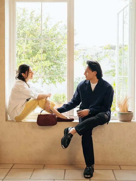 Sedangkan Jefri Nichol sedikit lebih necis dengan loafers Gucci yang lengkapi busana kasualnya [@jefrinichol]