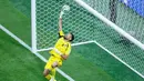 Bahkan kiper berusia 40 tahun yang hanya memperkuat tim kasta kedua Liga Portugal, Chavez ini ditahbiskan sebagai Player of The Match. (Miguel Martinez/Atlanta Journal-Constitution via AP)