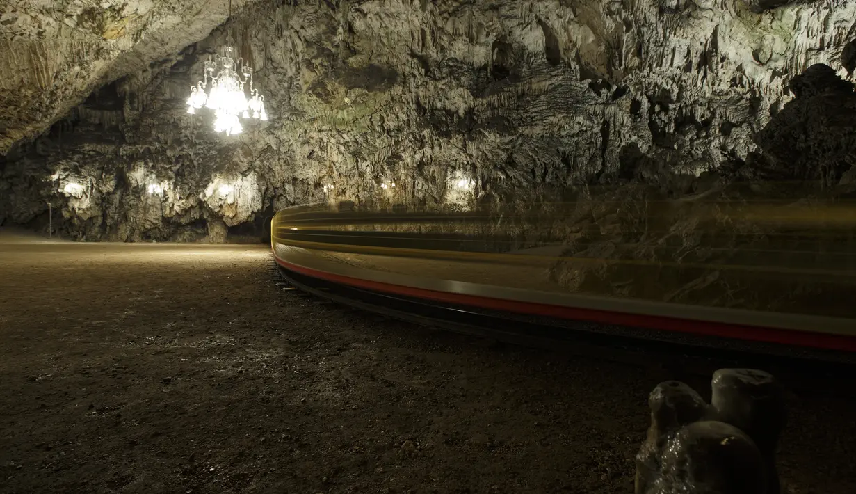 Sebuah kereta bawah tanah beroperasi di Gua Postojna di Slovenia pada 29 September 2020. Gua Postojna merupakan salah satu objek wisata alam terkenal di Slovenia. (Xinhua/Zeljko Stevanic)