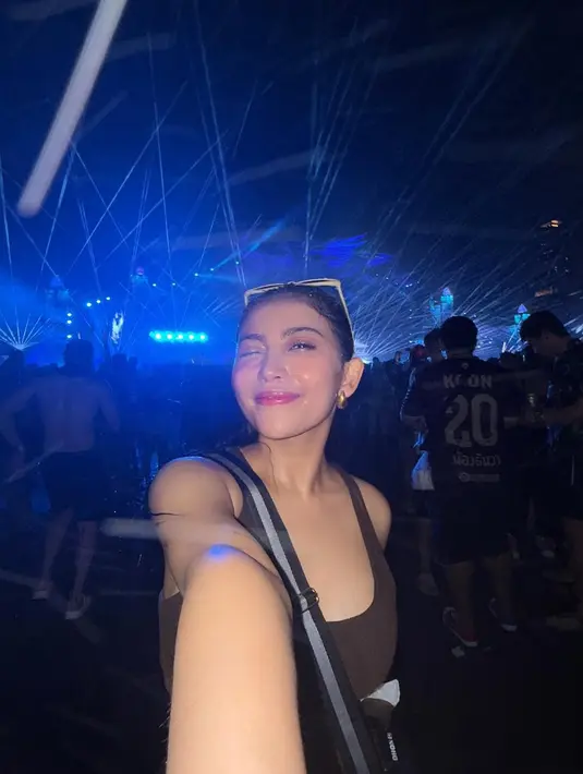 Sementara itu, Rachel Vennya memilih gaya edgy dengan mengenakan bra top coklat yang dipadukan dengan celana cargo bernuansa earthy tone. Kacamata hitam dengan bingkai putih menjadi statement item yang mempertegas kesan fashionable dan playful.  [@rachelvennya].