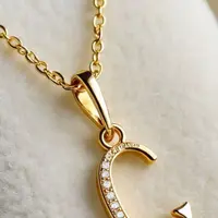 Ilustrasi Kalung Emas Inisial (Sumber Gambar: Meta AI)