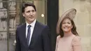 Perdana Menteri Kanada Justin Trudeau dan istrinya Sophie Trudeau tiba menjelang upacara penobatan Raja Charles III di Westminster Abbey, pusat kota London, Sabtu (6/5/2023). (Jacob King/PA via AP)