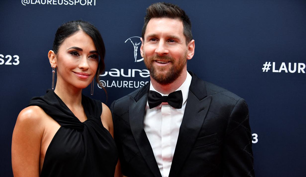 Pesepak bola Argentina yang kini bermain bersama PSG, Lionel Messi dan sang istri, Antonela Roccuzzo berfoto saat tiba dalam acara seremoni Laureus Awards 2023 di Paris, Prancis, Selasa (9/5/2023) dini hari WIB. (AFP/Julien De Rosa)