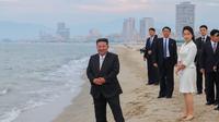 Pemimpin Korea Utara Kim Jong Un mengunjungi resor wisata terbaru Wonsan Kalma bersama putrinya, Kim Ju Ae. (dok. AFP PHOTO/KCNA VIA KNS)