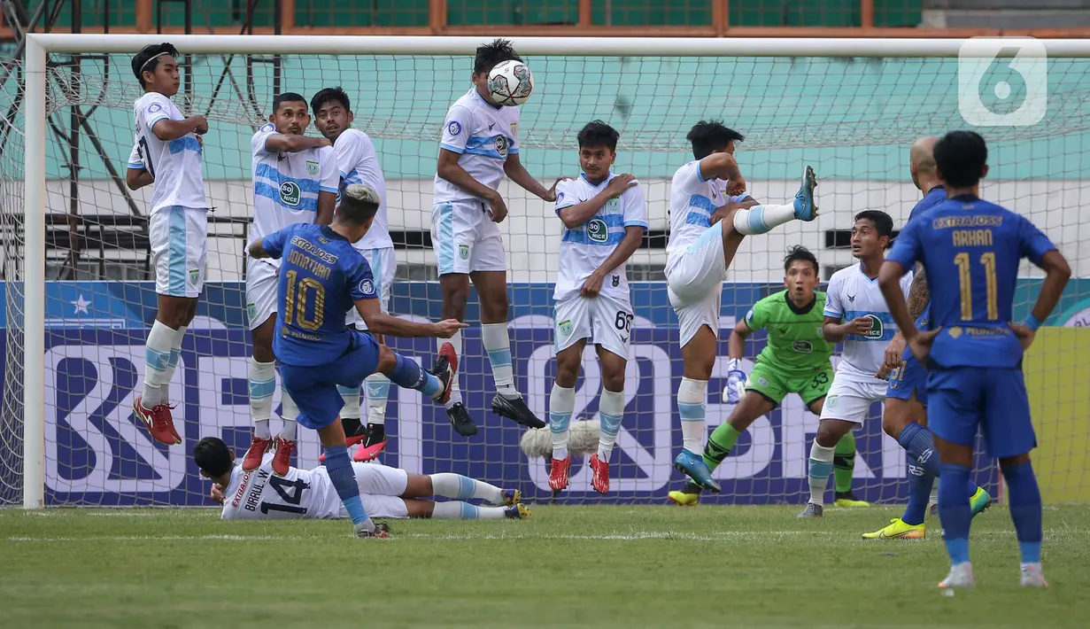 Penyerang PSIS Semarang, Jonathan Eduardo Cantillana Zorilla (10) melakukan tendangan bebas dalam laga pekan pertama BRI Liga 1 2021/2022 melawan Persela Lamongan di Stadion Wibawa Mukti, Sabtu (4/9/2021). PSIS menang dramatis 1-0 atas Persela berkat gol di menit akhir. (Bola.com/Bagaskara Lazuardi)