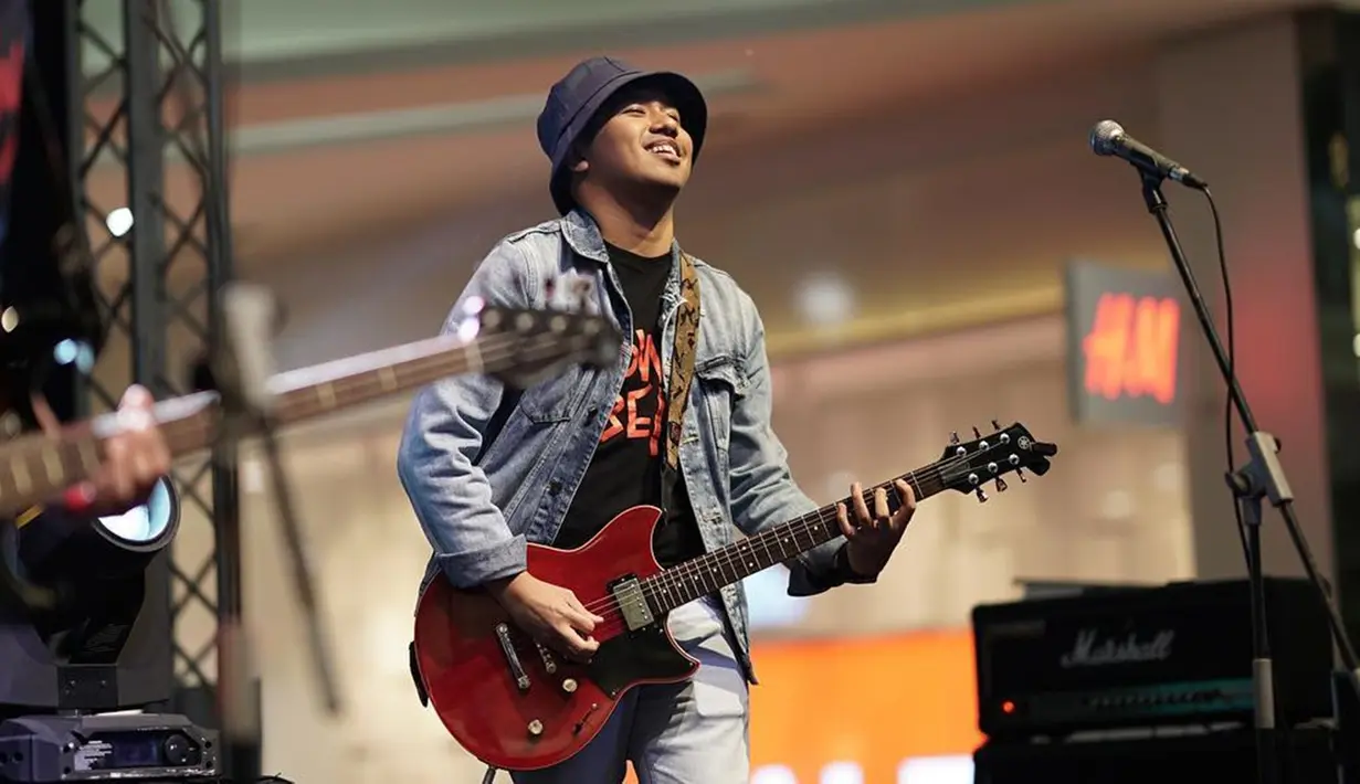 Kini sudah berusia 28 tahun, kekasih Clairine Clay ini terlihat makin matang. Apalagi gaya saat tampil di atas panggung, ia tampak memukau. Joshua Suherman terlihat keren dengan memadukan kaus dan denim. (Liputan6.com/IG/@jojosuherman)