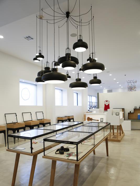 Barang kenangan yang dipamerkan di Museum of Broken Relationships atau museum patah hati di Los Angeles, California, 2 Juni 2016.  Pria atau wanita patah hati yang ingin menyumbangkan barang diminta menulis cerita di balik benda-benda tersebut. (AFP)