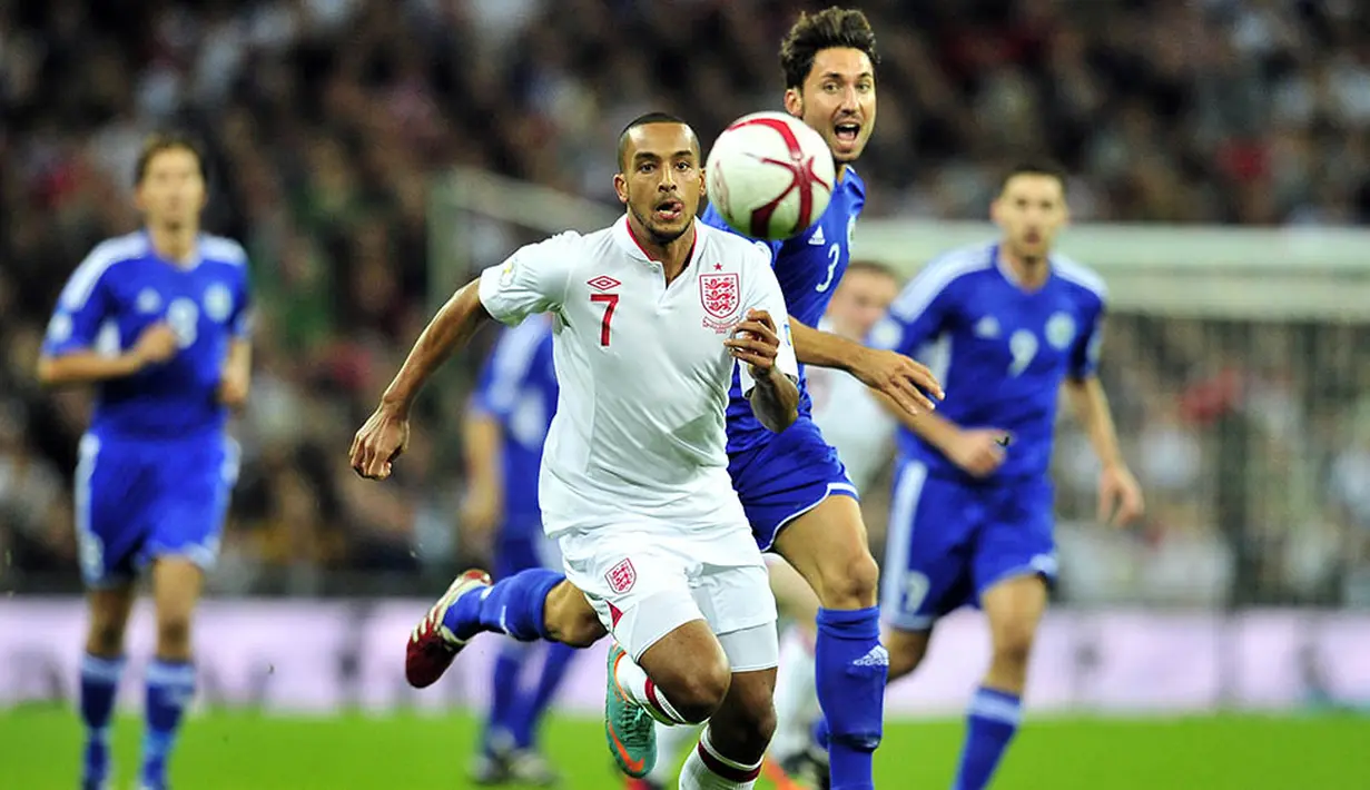 4. Theo Walcott (Arsenal), tipikal penyerang dengan kecepatan yang luar biasa. Selain sebagai bomber dirinya juga bisa ditempatkan sebagai gelandang sayap. (AFP/Glyn Kirk)