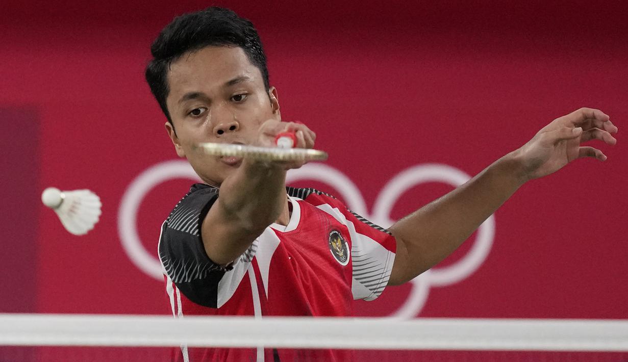 Pada awal gim pertama yang berlangsung ketat, Anthony Sinisuka Ginting bermain sabar meladeni permainan Anders Antonsen. Unggul 11-8 saat interval, Ginting terus melaju dalam pengumpulan angka dan menutup gim pertama dengan 21-18. (Foto: AP/Dita Alangkara)