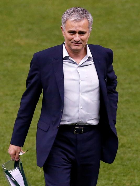  Tingginya gaji Mourinho yang mencapai Rp250 miliar per tahun dapat menjadi hambatan utama, Pelatih asing yang pernah bekerja sama dengan Timnas Indonesia, Alfred Riedl, saja gajinya hanya Rp 1,5 miliar.(REUTERS/Edgard Garrido)