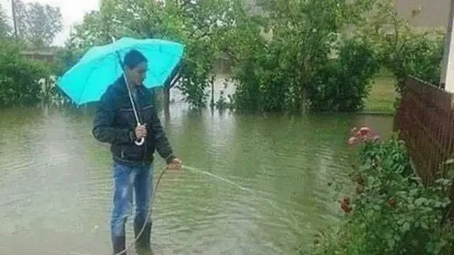 15 Aksi Kocak Orang Hadapi Musibah Banjir, Tetap Dibawa Santai