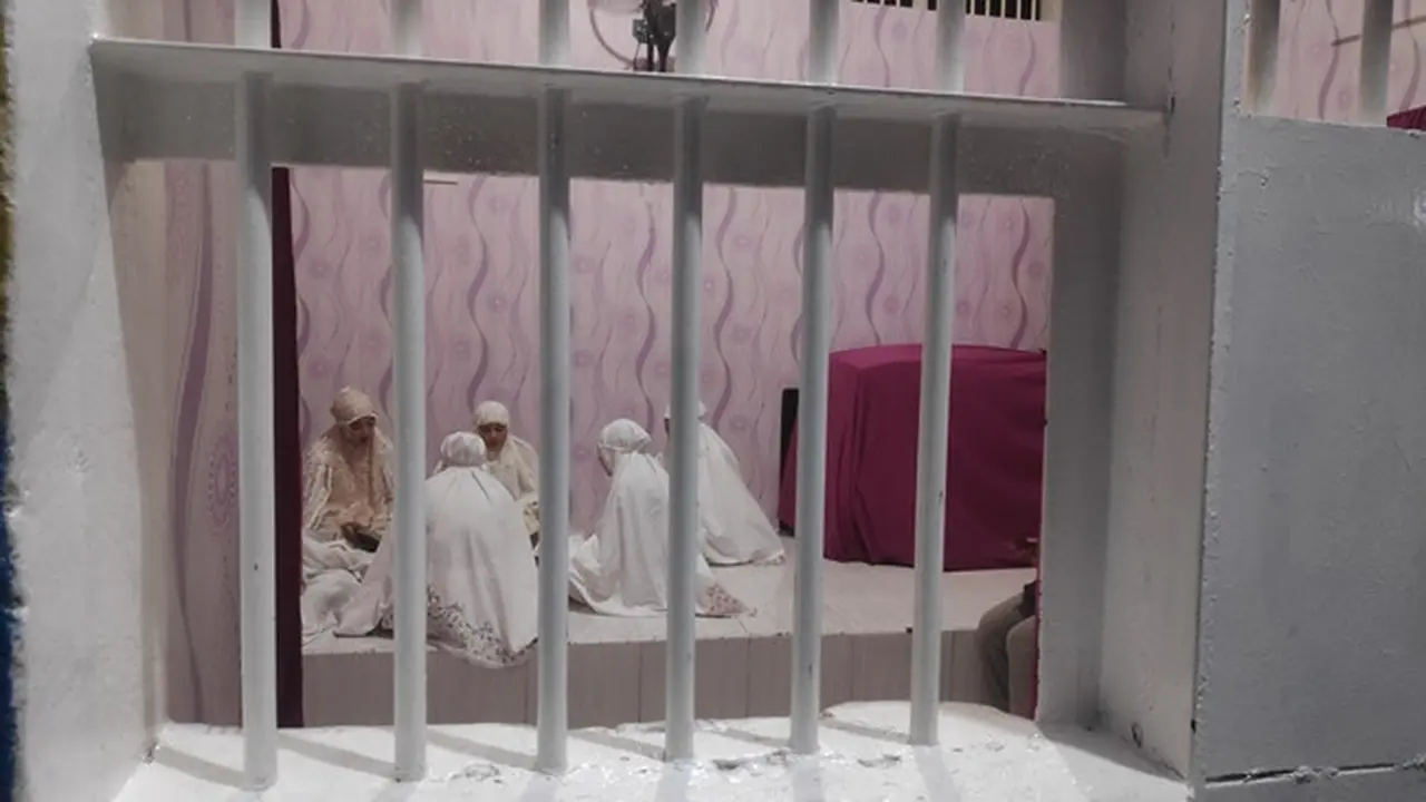 Sejumlah narapidana Lapas Perempuan Pekanbaru membaca Al-Qur'an untuk mengisi kegiatan Ramadan.