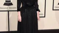 Adele dalam balutan gaun hitam Givenchy di Grammy Awards 2016. Sumber: AP