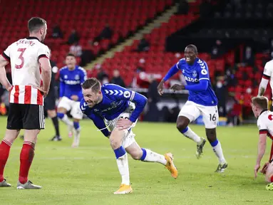 Pemain Everton, Gylfi Sigurdsson, melakukan selebrasi usai mencetak gol ke gawang Sheffield United pada laga Liga Inggris di Stadion Bramall Lane, Sabtu (26/12/2020). Everton menang dengan skor 1-0. (Alex Pantling/Pool via AP)